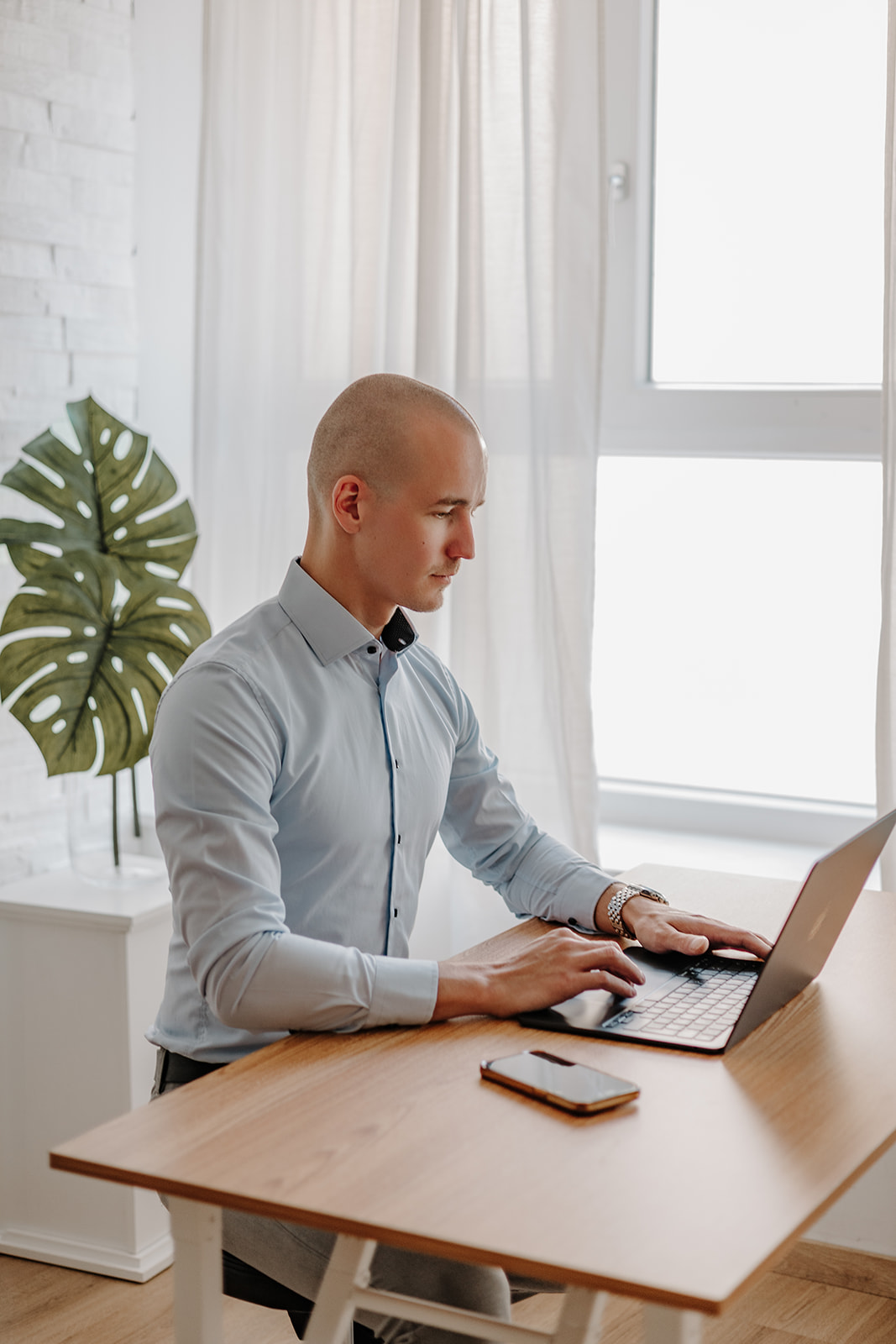 IT-Dienstleister aus Lauf an der Pegnitz – Tobias Rammig arbeitet am Laptop im modernen Büro, Beratung und IT-Service für Unternehmen.