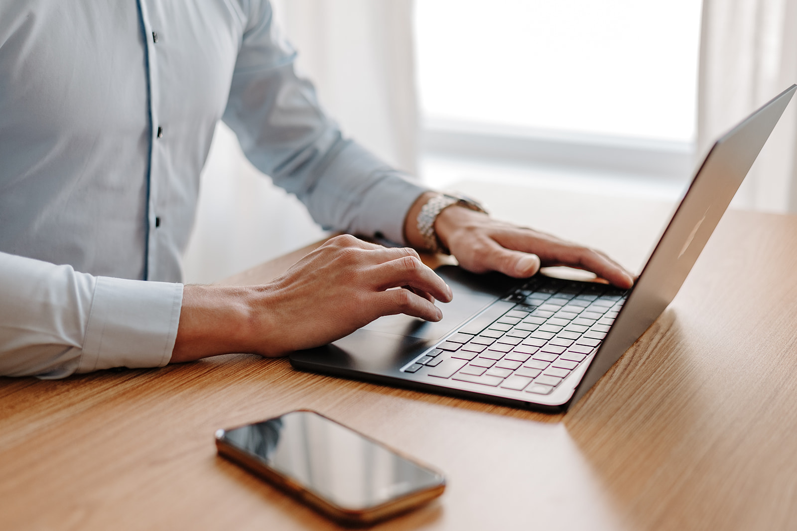 IT-Dienstleister aus Lauf an der Pegnitz – Tobias Rammig arbeitet am Laptop im modernen Büro, Beratung und IT-Service für Unternehmen